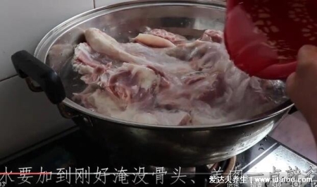 羊肉如何炖好吃又烂没腥味，注意炖羊肉不能少的四种调料？视频