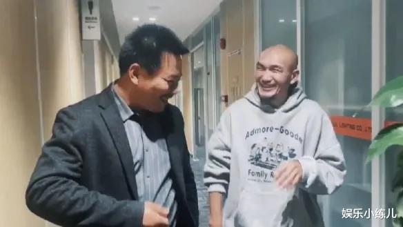 河南男子长相酷似吴孟达走红全网，造型装饰一番，还以为是吴孟达