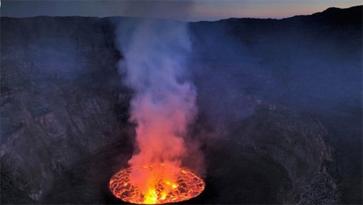 世界上最大的熔岩湖 尼拉贡戈火山坑火山口最大直径2千米