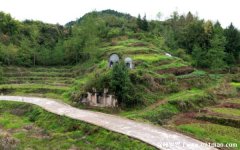 看坟地记住一句口诀，“入山观水口，登穴看明堂”(看坟地风水解说)