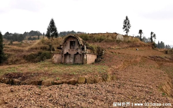 看坟地记住一句口诀，“入山观水口，登穴看明堂”(看坟地风水解说)