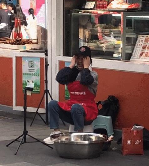 网红“樊小慧”当街直播被偶遇，堵店门口择菜，形象邋遢引热议