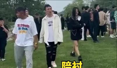 摆拍？王思聪戴百万手表引争议，出席活动甘当绿叶，女伴颜值普通