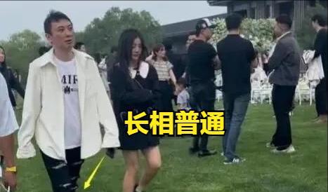 摆拍？王思聪戴百万手表引争议，出席活动甘当绿叶，女伴颜值普通