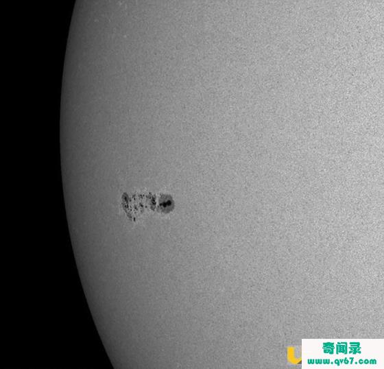 太阳表面出现阔12万公里的巨型太阳黑子可能会产生太阳耀斑和巨大辐射风暴