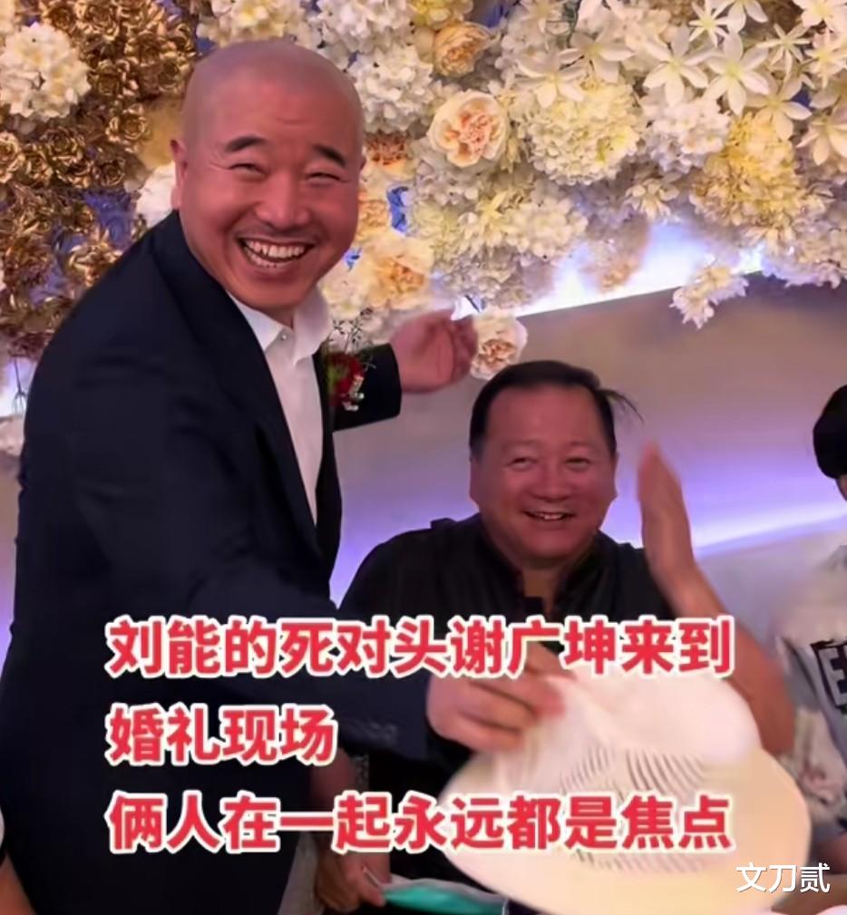 王小利儿子婚礼排场大，继母穿红衣迎来送往，亲妈穿黑衣引争议？