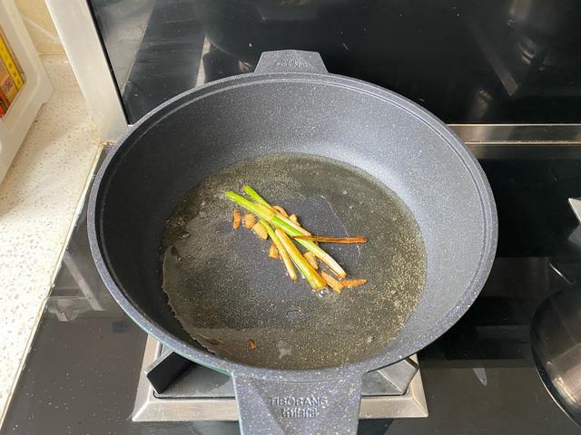 家常虾的做法 油焖大虾（家常油焖大虾虾肉入味鲜美）(7)