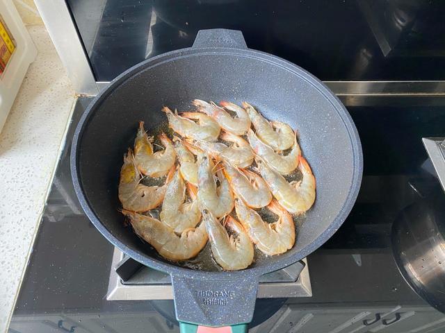 家常虾的做法 油焖大虾（家常油焖大虾虾肉入味鲜美）(8)