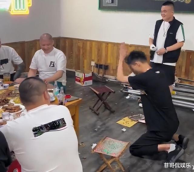 河南网友问：小主播向大网红二驴下跪拜师，遭网友吐槽：毫无尊严！