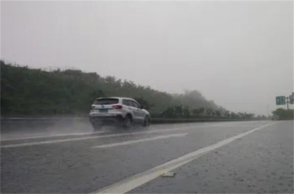 高速突遇暴雨，只知降速和拉大车距错了，新手司机看看你都知道哪些？