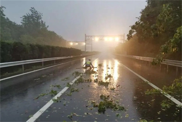 高速突遇暴雨，只知降速和拉大车距错了，新手司机看看你都知道哪些？