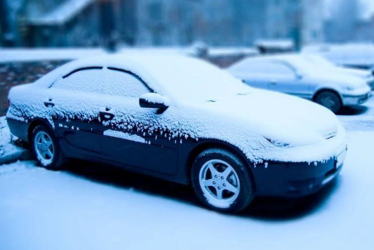 下雪天停车要拉手刹吗1