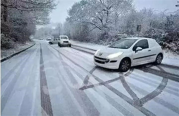 冰雪路面转弯时踩刹车会失控吗 雪天驾驶要注意什么