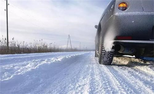 冰雪路面转弯时踩刹车会失控吗 雪天驾驶要注意什么