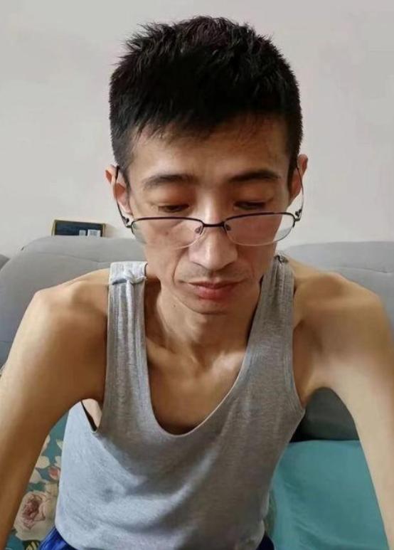 网红东东生命告别，母亲哭泣灵堂，前妻晒合影揭离婚内情