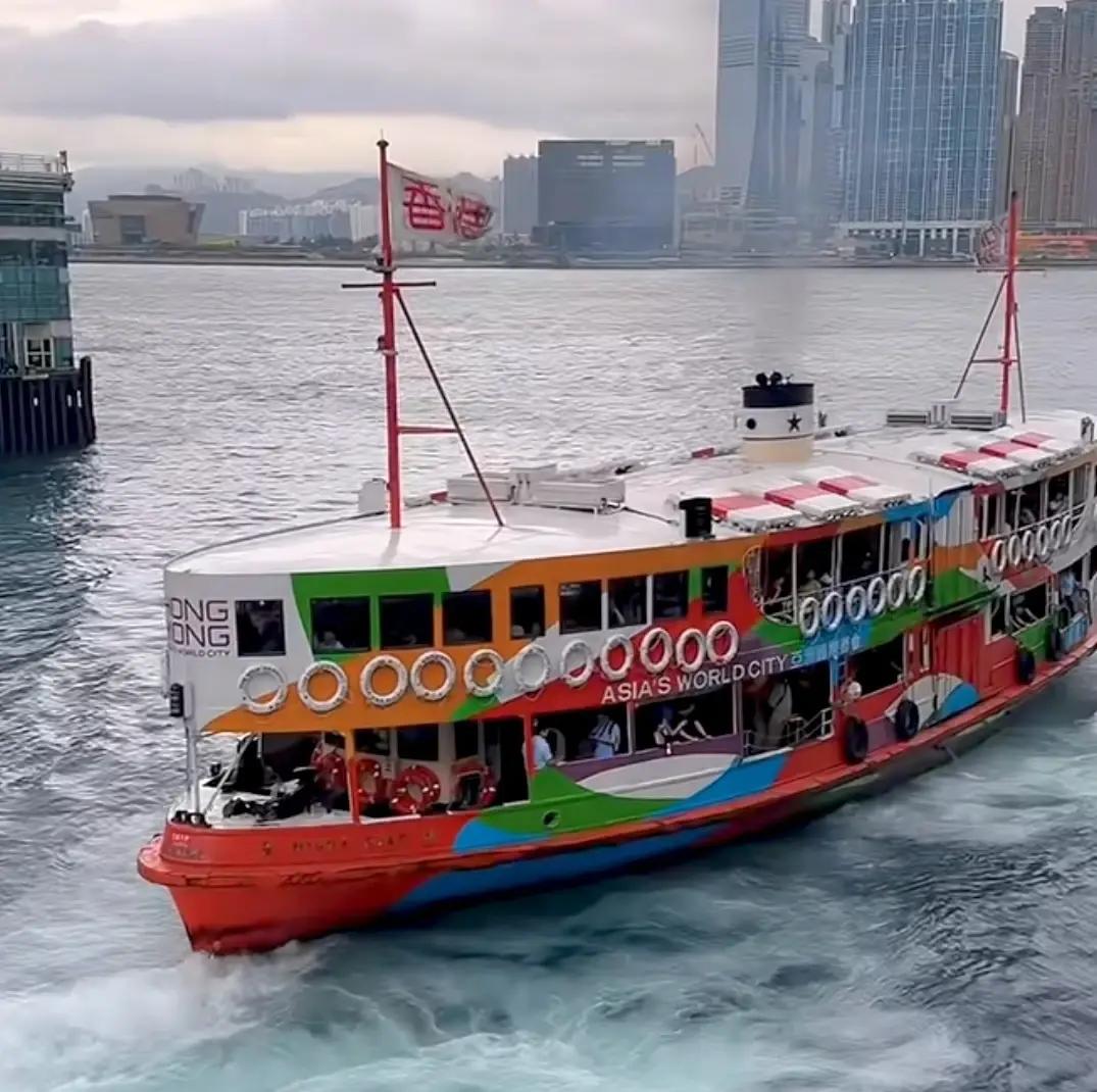 伊能静带伙伴去香港旅游，瘦身十几斤手背青筋鼓起，脸僵硬变样