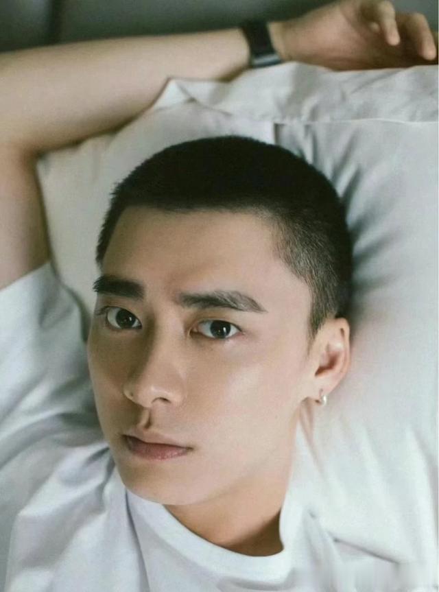 李易峰07年加油好男儿选秀节目出道帅气迷人十足，有着校草人物！