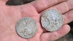 金属探测器挖掘出波兰传奇骗子藏匿的300年前的硬币