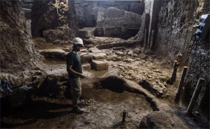 汶川灾后重建现场 挖出金丝楠木棺（珍贵古墓）