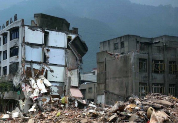 汶川地震灵异事件大揭秘 诡异半张蓝脸和完好的佛像