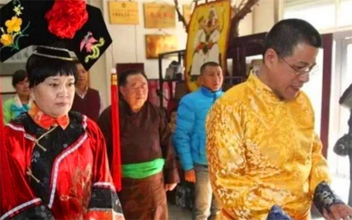 吉林男子穿着龙袍祭祖 说自己是乾隆的后代（皇室后代）