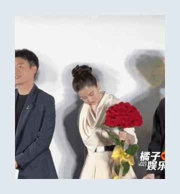 《玫瑰的故事》首映之际，万茜美飒亮相令人惊鸿，刘亦菲笑到没了表情管理