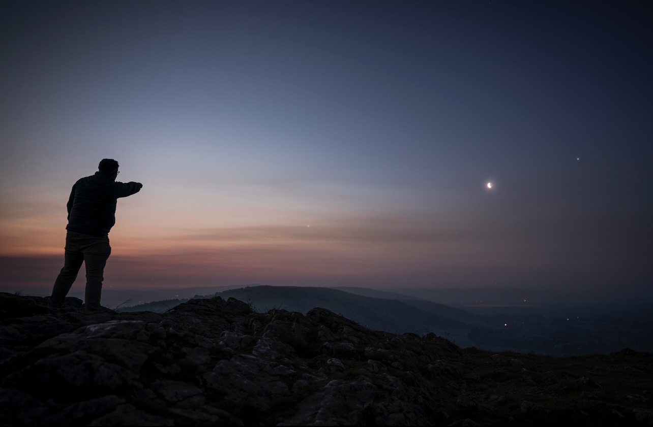 令人惊叹的照片显示：水星、火星、木星、土星、天王星和海王星在地球上空对齐