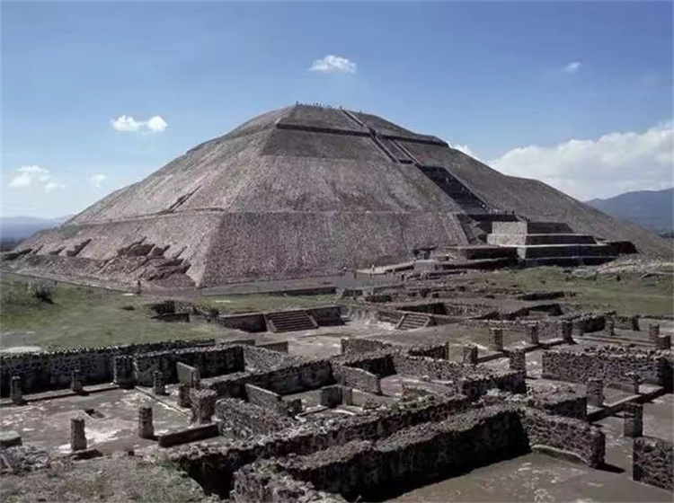 宏伟的阿兹特克金字塔表现了他们极高的建筑艺术和天文地理知识