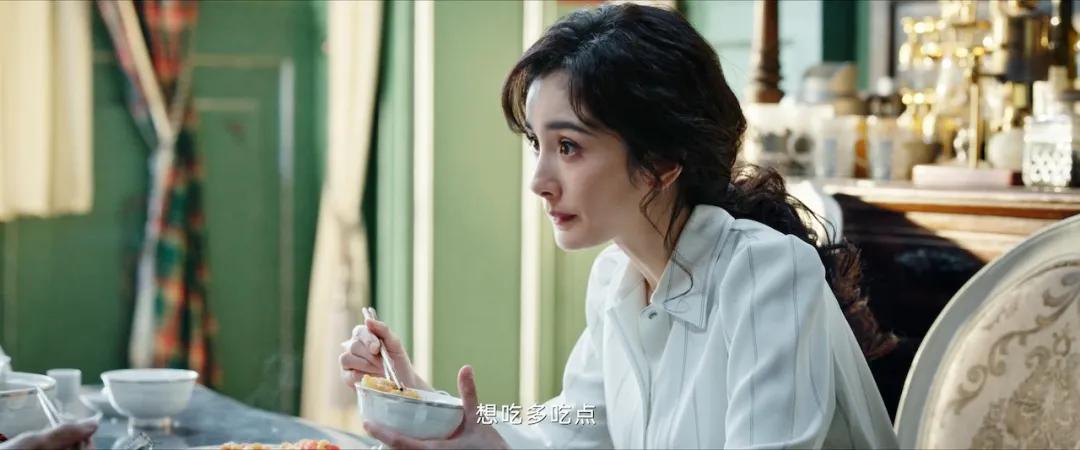 吃得越狠演技越稳！36岁刘亦菲“干饭”，让多少女演员无地自容