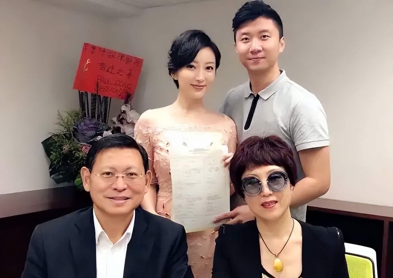 TVB女星嫁内地导演，皮肤白皙身材傲人，与男友交往半年就结婚