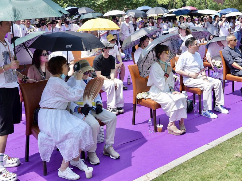 李玟雕像在武汉揭幕，银光闪闪美如天使，86岁母亲戴黑手套含深意