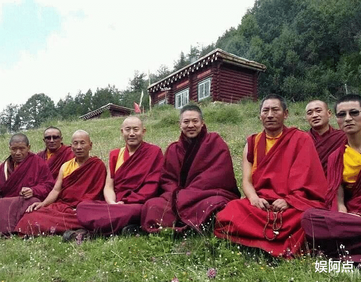 李连杰带利智上山闭关修行，祈愿世界和平！夫妻静坐也要十指紧扣