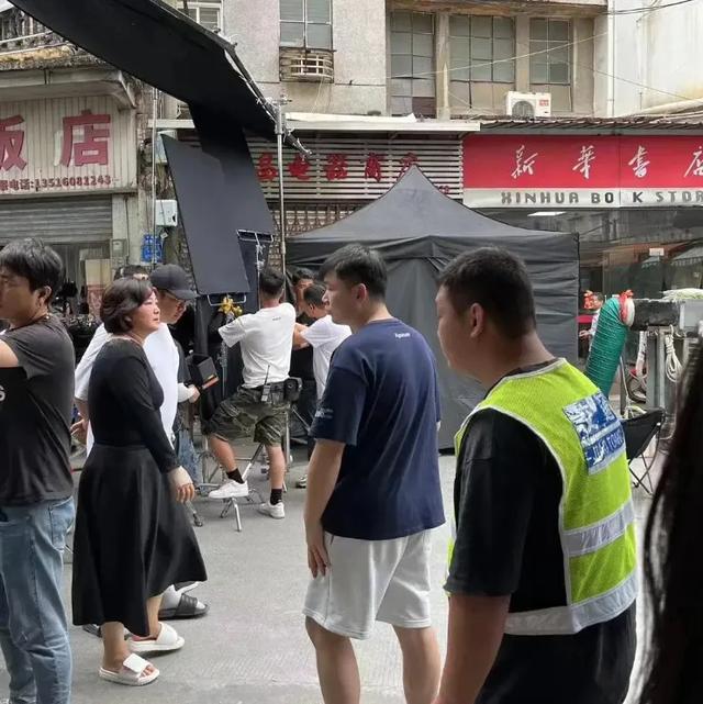 贾玲跟健身教练现身，虽然身材苗条了脸反倒显老，还没胖之前可爱