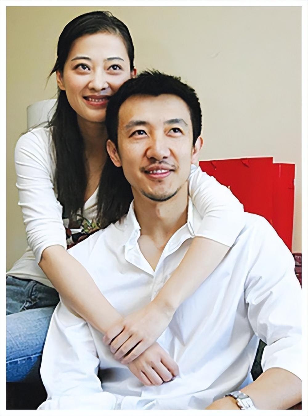 梅婷养他6年，李小冉为他堕胎2次，如今他55岁娶小15岁娇妻好幸福