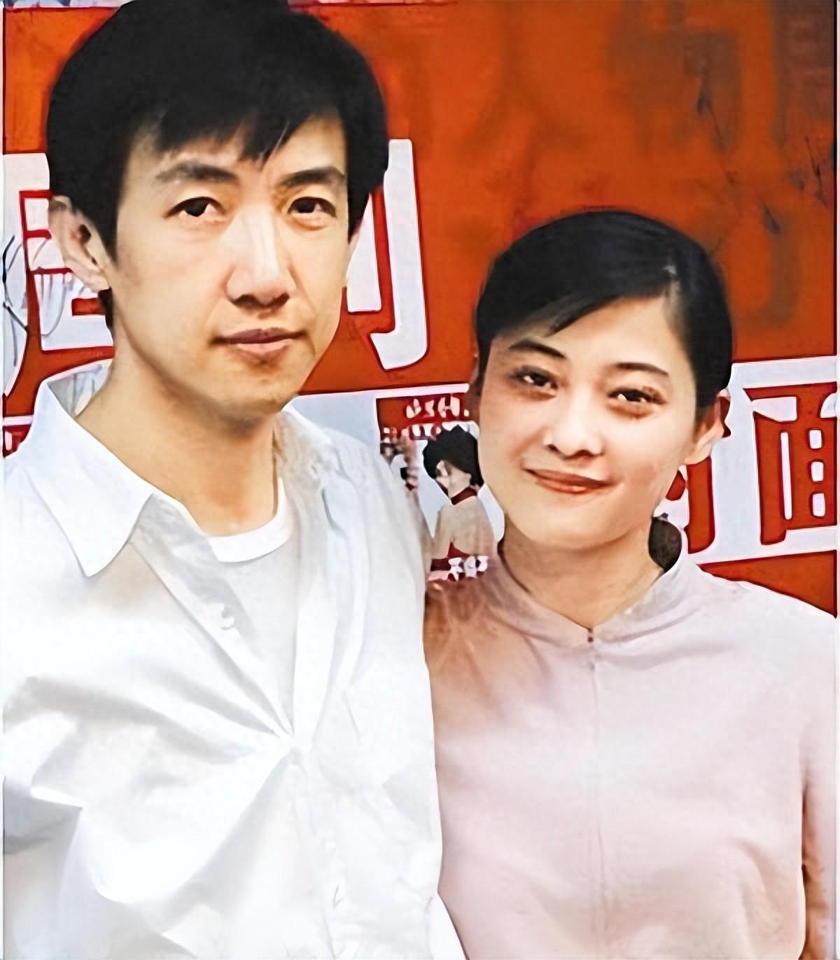 梅婷养他6年，李小冉为他堕胎2次，如今他55岁娶小15岁娇妻好幸福