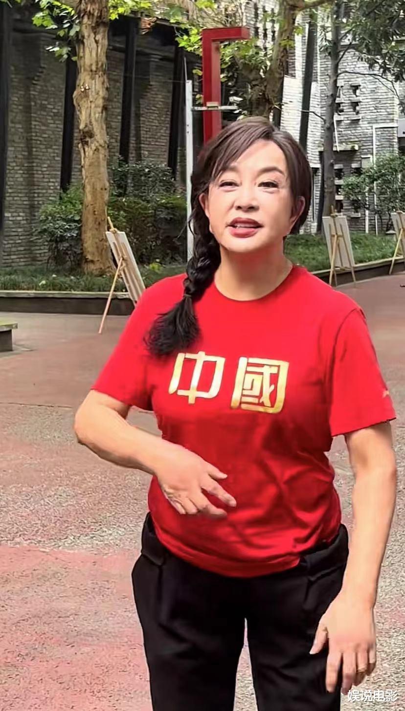 网友拍摄的刘晓庆，才是最真实的古稀老人模样，活成自己的大女主