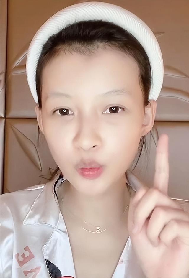 别看这些女明星在电视上美得“高不可攀”，卸了妆，还没你好看呢