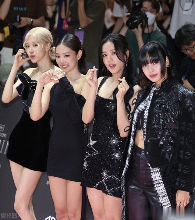 韩国女团Blackpink成员亮相电影BLACKPINK世界巡演首尔发布会