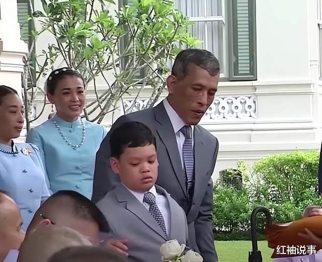 ​苏提达首次出镜，当时还是泰王的女友，唯唯诺诺走在提帮功身后