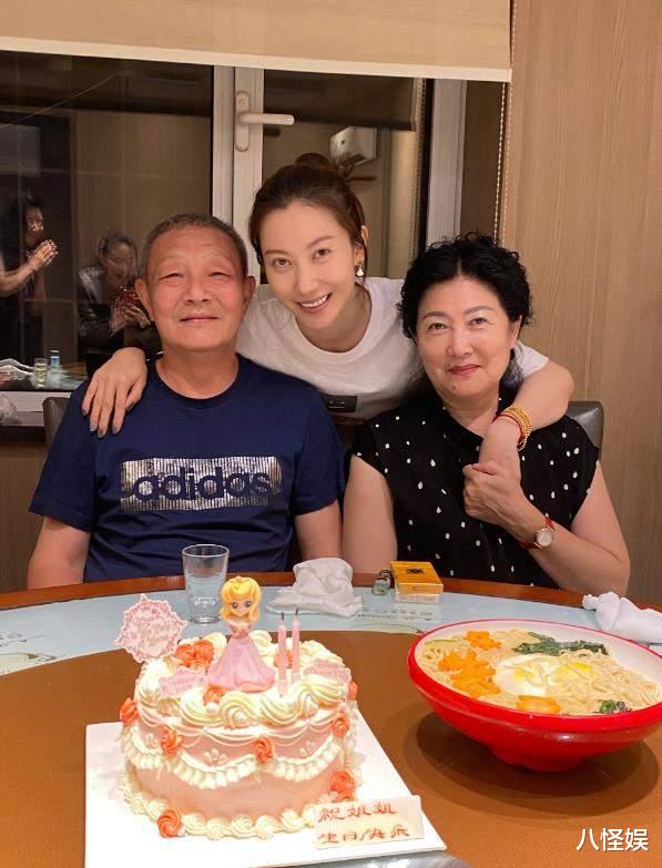 章子怡亲哥为妻子庆生，章子男面相变化大，婚姻比妹妹幸福太多