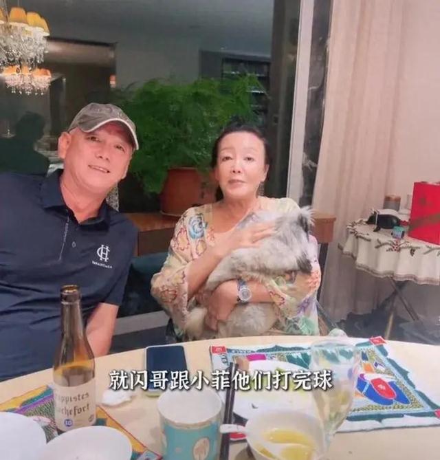 汪小菲跟小梅去看张兰腿伤，闪大爷也来了，小菲调侃赶紧揉揉