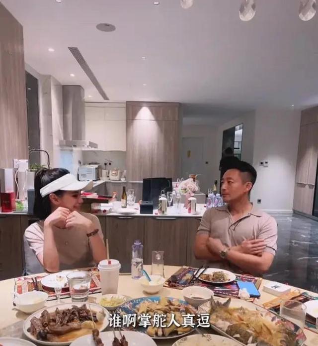 汪小菲跟小梅去看张兰腿伤，闪大爷也来了，小菲调侃赶紧揉揉