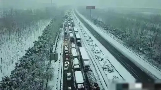 湖北暴雪揭新能源汽车伪装，评论区笑声连连！